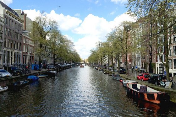 Foto von der Amstel, die durch Amsterdam fließt.