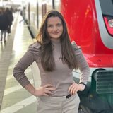 Oksana Tryndiuk auf dem Bahnsteig vor einem Zug
