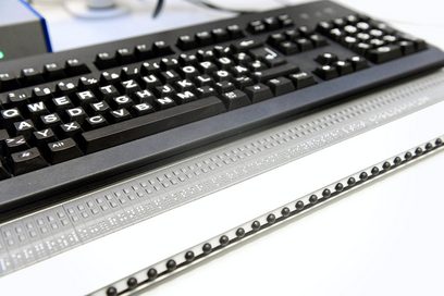 Eine Computertastatur mit Braille-Tasten für Blinde