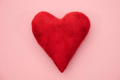 Ein rotes Herz auf rosa Grund